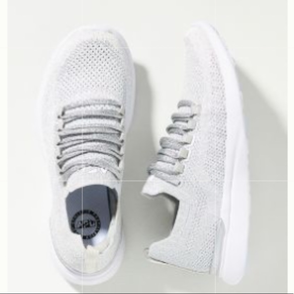 NWT! NEW IN BOX APL TechLoom Breeze Sneaker Light Grey Metallic Glitter Size 7